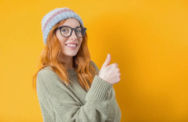 Kvinna Med Tummen Upp Som Koncept Isolerad Gul Bakgrund Gestikulerar — Stockfoto