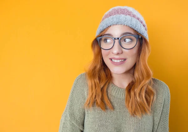 Jovem Preocupada Menina Apertando Dentes Ela Sabe Segredo Isolado Fundo — Fotografia de Stock