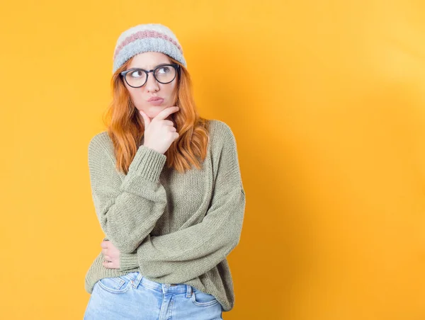 Sceptische Jonge Vrouw Denkt Terwijl Naar Zijkant Kijkt Close Portret — Stockfoto