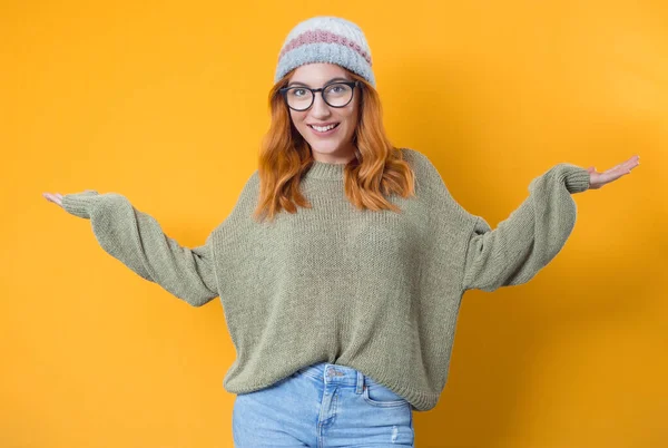 Soluzione Giovane Donna Braccia Aperte Consente Scegliere Isolato Sfondo Giallo — Foto Stock