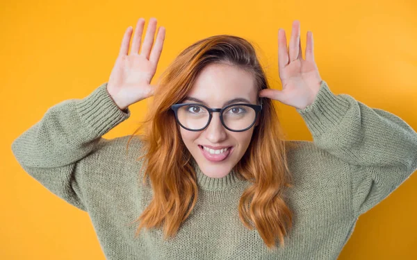 Jonge Vrouw Steekt Tong Uit Geïsoleerd Gele Achtergrond Grapconcept Stom — Stockfoto