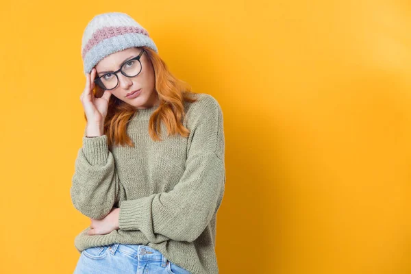 Ragazza Stanca Guardando Fotocamera Isolata Sfondo Bianco Donna Esausta Espressione — Foto Stock