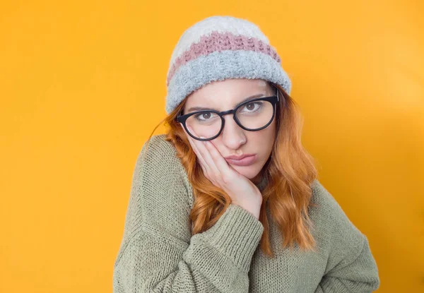 Feche Jovem Entediada Olhando Para Câmera Isolada Fundo Amarelo Estúdio — Fotografia de Stock