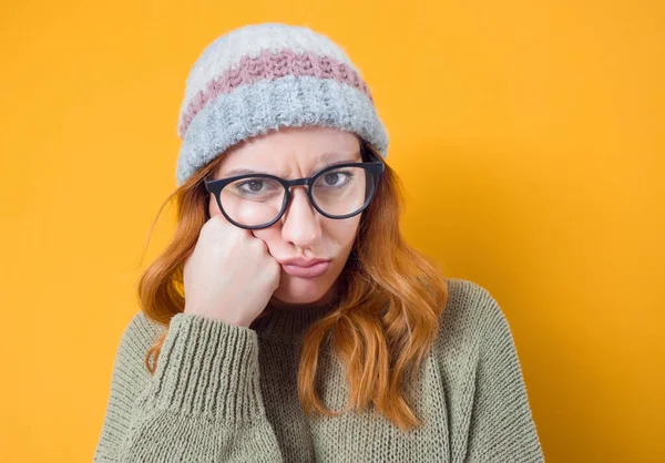 Retrato Entediado Menina Bonita Olhando Para Câmera Isolado Fundo Amarelo — Fotografia de Stock