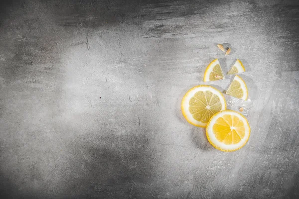 Zitronenscheibe Auf Grauem Tisch Frische Zitrusfrüchte Stück Isoliert Mit Copyspace — Stockfoto