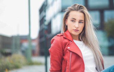 Tarafını arayan genç ve güzel bir kadın. Bokeh arka planına karşı poz veren kız model. Dışarıda, dışarıda.