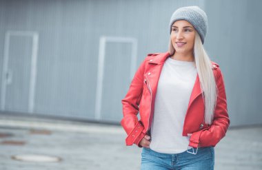 Genç trend kız bere takıyor ve taraf arıyor. Yarım boyda güzel bir kadın. Dışarıda, dışarıda.