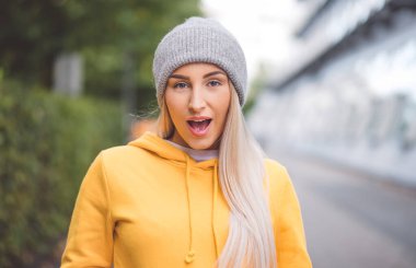 Şaşırmış güzel bir kadın dik dik bakıyor, yüzüne odaklanıyor. Genç bir kızın sürpriz ifadesi. Bekle - omg konsepti. Dışarıda, dışarıda.