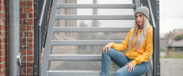 Unbekümmerte Junge Frau Die Sitzen Zur Seite Schaut Entspanntes Trendiges — Stockfoto