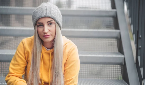 Trendige Junge Frau Blickt Die Kamera Mädchen Posieren Vor Verschwommenem — Stockfoto