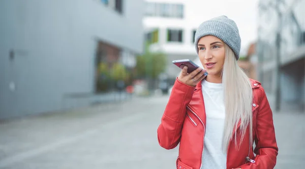 Trendy Lány Beszél Telefonon Lány Mobilt Használ Kültéri Kültéri — Stock Fotó