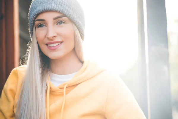 Trendy Jonge Vrouw Zoek Naar Kant Draagt Beanie Meisje Poseren — Stockfoto