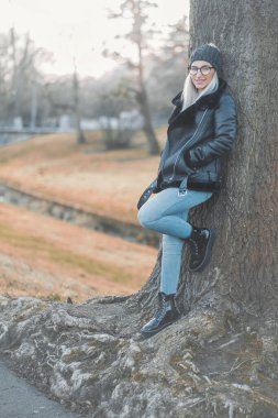 Kış günü açık havada gülümseyen, uzun boylu, güzel bir bayan. Sıkı giyinmiş güzel bir kız. Soğuk havada bir kadın..