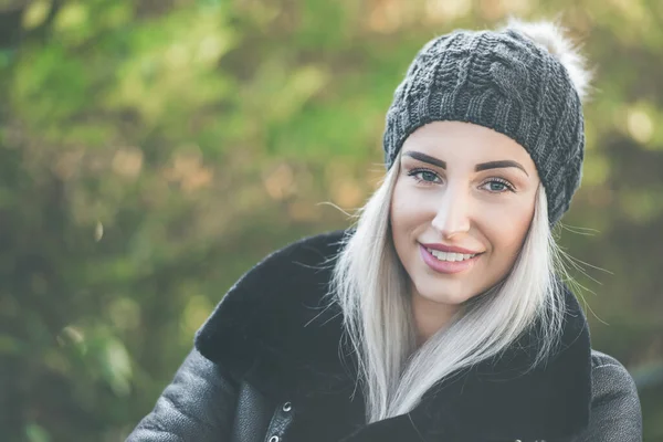 Primer Plano Mujer Alegre Ropa Abrigo Día Invierno Aire Libre —  Fotos de Stock