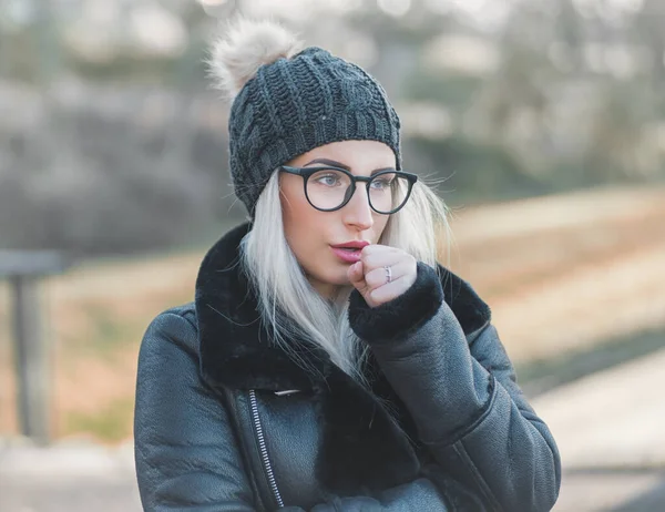 Junge Frau Wärmt Ihre Hände Trägt Warme Kleidung Novembertag Freien — Stockfoto