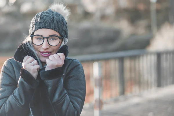 Egy Fiatal Megfagyott Meleg Ruhában Álló Lány Novemberi Nap Szabadban — Stock Fotó