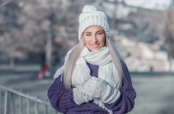 Portret Uśmiechniętej Kobiety Ciepłej Odzieży Zimowy Dzień Świeżym Powietrzu Szczęśliwa — Zdjęcie stockowe