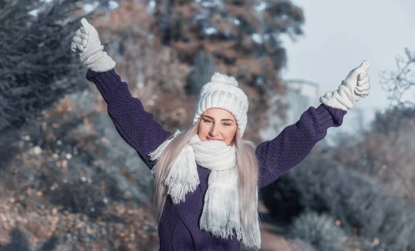 Beztroska Młoda Kobieta Ramionami Podniesionymi Ciepłej Odzieży Ciesząca Się Zimą — Zdjęcie stockowe