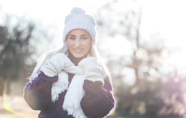 Porträt Einer Glücklichen Frau Warmer Kleidung Einem Wintertag Freien Fröhliches — Stockfoto