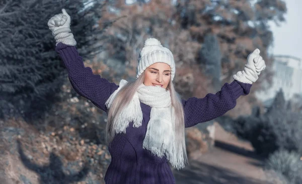 Unbekümmerte Junge Frau Mit Erhobenen Armen Warmer Kleidung Genießt Den — Stockfoto