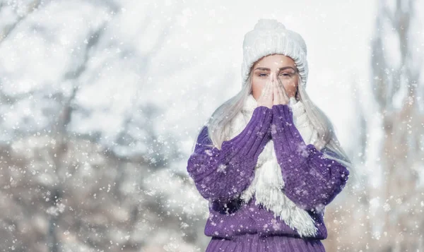 Ung Kvinna Värmer Sina Händer Bär Varma Kläder Snöande Vinterdag — Stockfoto