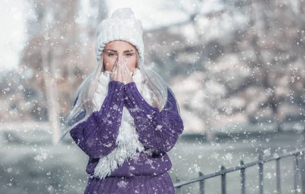 Ung Kvinna Värmer Sina Händer Bär Varma Kläder Snöande Vinterdag — Stockfoto