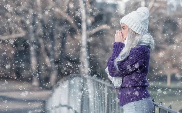 サイドビューの若い女性は 冬の屋外で雪の日に暖かい服を着て彼女の手を暖める かわいい女の子寒さを感じる 冬のコンセプト テキストのコピースペース — ストック写真