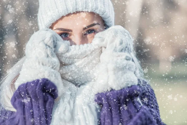冬天的室外雪天 年轻美丽女子的冬日肖像冻僵了 用羊毛围巾盖住了她的脸 穿着保暖衣服的小可爱特写 寒冷天气中的女性 — 图库照片