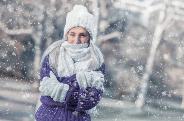 冬の屋外雪の日に暖かい服の幸せな女性の肖像画 ウールキャップ スカーフ セーターを身に着けている陽気な女の子に降る雪のフレーク寒い天候の女性の人 — ストック写真