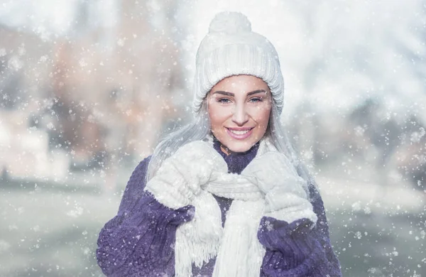 在室外雪天穿着保暖衣服的漂亮女人的画像 雪花落在戴着羊毛帽子 围巾和紫色毛衣的快乐姑娘身上 — 图库照片