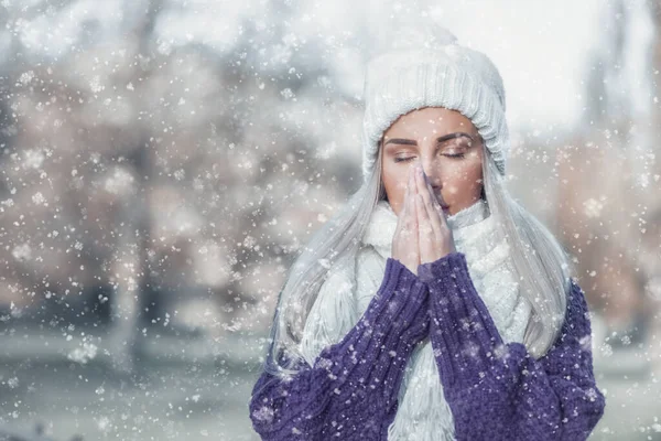 冬の屋外で暖かい服を着て手を暖める若い女性 テキストのためのスペースをコピーします 冬のコンセプト — ストック写真