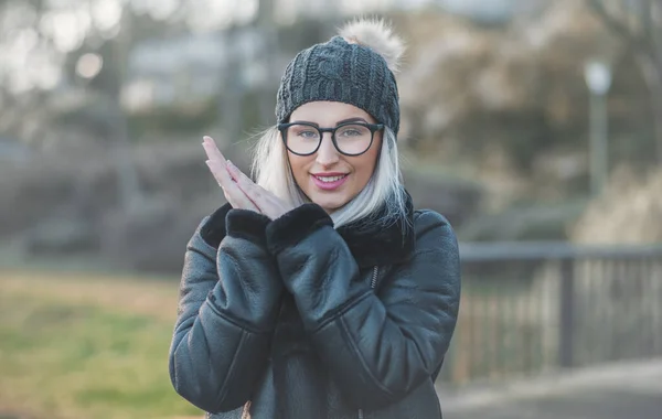 Lächelnde Junge Frau Warmer Kleidung Einem Wintertag Freien Glückliches Mädchen — Stockfoto