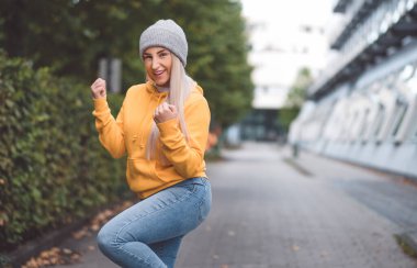 Ağzını açıp yumruklarını sıkan heyecanlı, genç bir kadın. Dışarıda, dışarıda. Şaşırmış bir kadın. Evet konsept. Haberler iyi. Güzel kız başarıyı kutluyor..