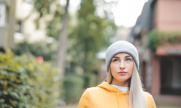 Porträt Einer Schönen Jungen Frau Die Nach Oben Blickt Draußen — Stockfoto