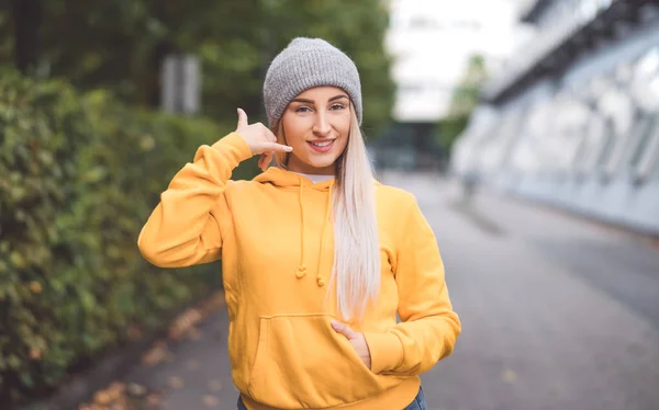 Chiamami Donna Gesticolare Parlare Telefono Mentre Guarda Alla Fotocamera All — Foto Stock