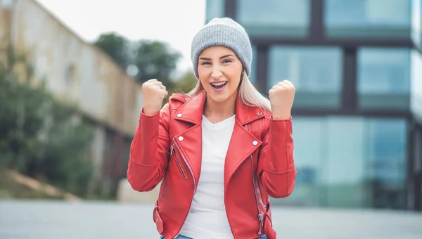 Aufgeregt Schöne Junge Frau Mit Geöffnetem Mund Und Geballten Fäusten — Stockfoto