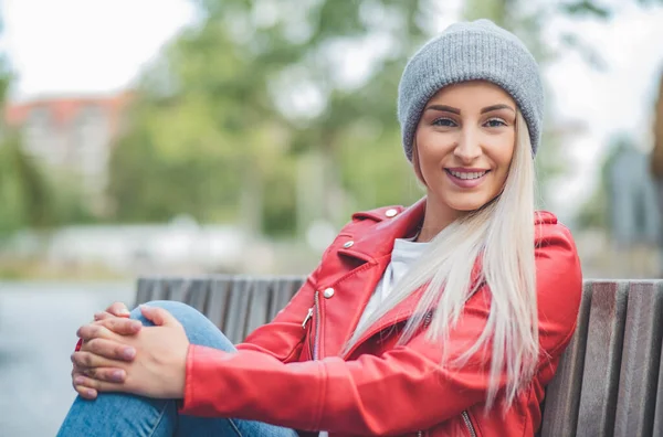 Porträt Einer Schönen Jungen Frau Mit Einem Lächeln Gesicht Die — Stockfoto