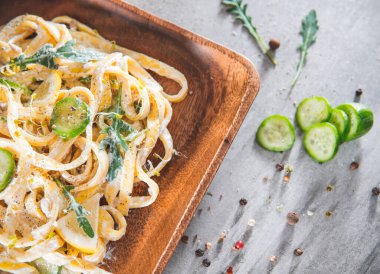 Ekşi kremalı ve otlu makarna tabağı. Tagliatelle, spagetti. Lezzetli yemek. Vejetaryen yemeği.