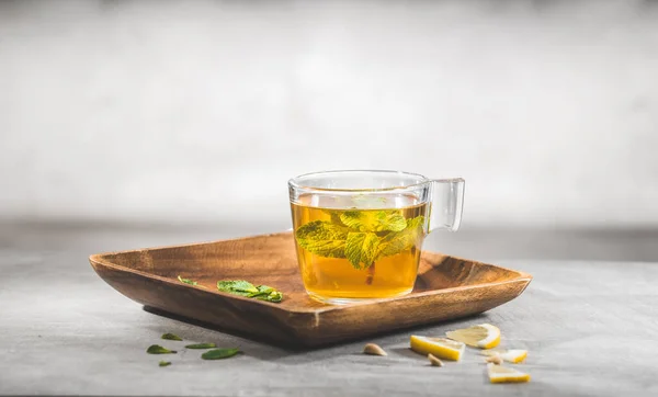 Minztee Mit Blättern Glasschale Auf Grauem Hintergrund Vorderansicht Leere Flächen — Stockfoto