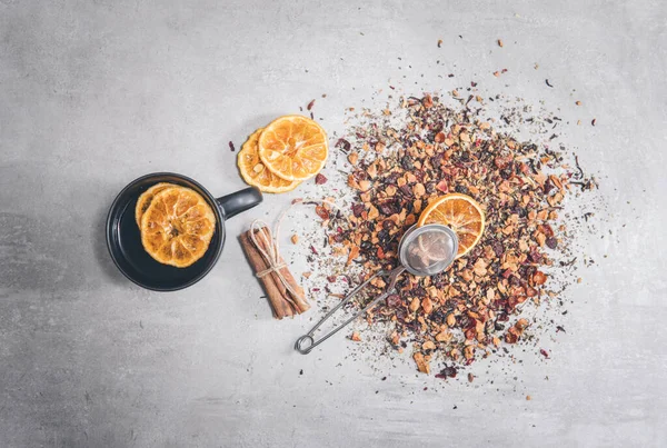 Frutto Con Cannella Arancione Asciugato Una Tazza Tazzina Isolata Grigio — Foto Stock