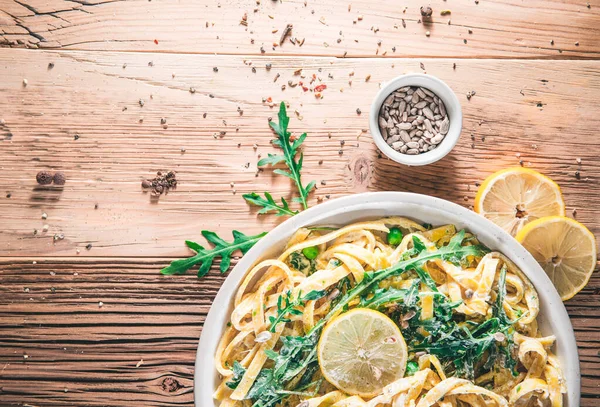 Ekşi Limonlu Makarna Tahta Tahtalarda Otlar Üst Manzara Tagliatelle Tabakta — Stok fotoğraf