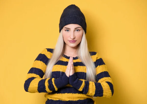 Mujer Tranquila Modelo Con Gorra Lana Suéter Aislado Sobre Fondo —  Fotos de Stock