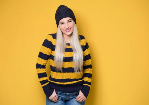 Linda Linda Jovem Sorrindo Com Mãos Nos Bolsos Modelo Vestindo — Fotografia de Stock