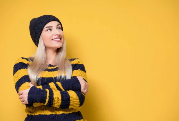 Close Glimlachende Mooie Jonge Vrouw Zoek Naar Kant Hoofd Schouders — Stockfoto