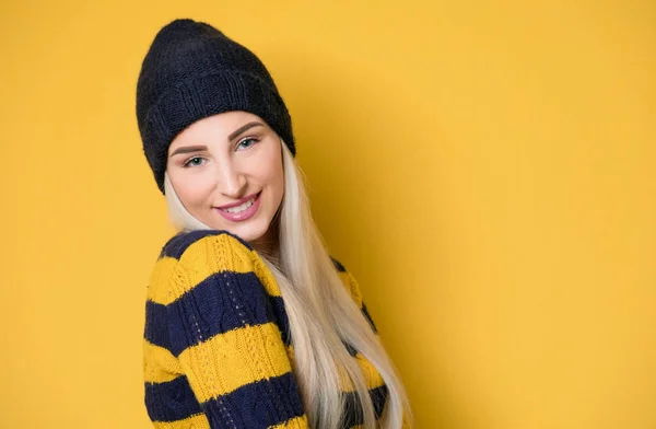 Face Nice Girl Keeps Chin Shoulder Model Wearing Woolen Cap — Stock Photo, Image