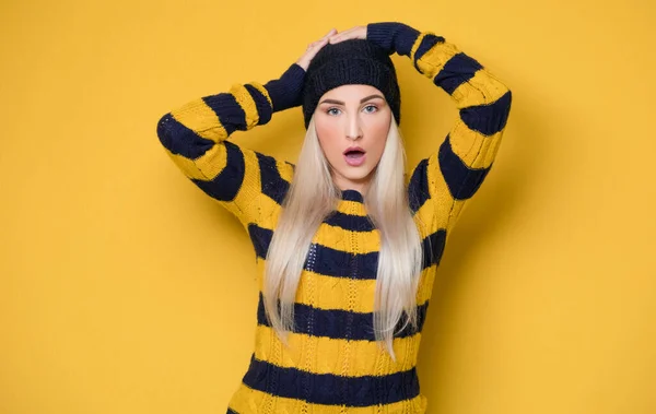 Ragazza Felice Stupita Con Mani Sulla Testa Modella Con Cappello — Foto Stock