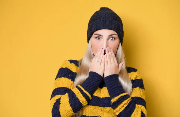 Verblüffte Frau Bedeckt Ihren Mund Model Trägt Wollmütze Und Pullover — Stockfoto