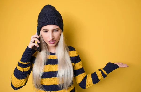 Mulher Nervosa Fala Telefone Modelo Vestindo Boné Suéter Isolado Fundo — Fotografia de Stock