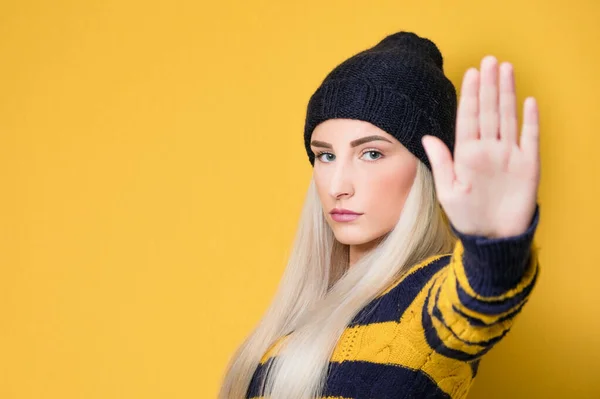 Jonge Vrouw Gebaart Stopbord Met Handpalm Weigert Afwijst Iets Model — Stockfoto