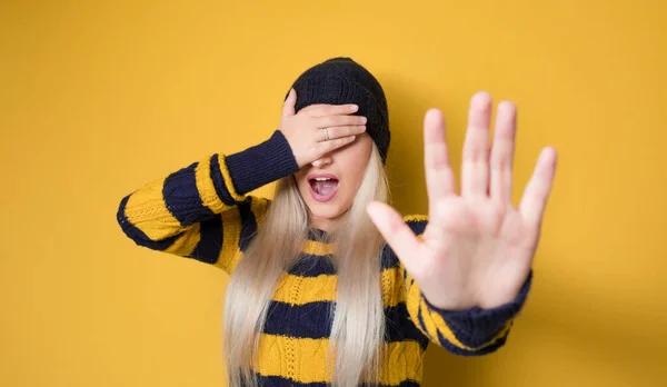 Kommen Sie Nicht Näher Heran Frau Bedeckt Gesicht Und Augen — Stockfoto